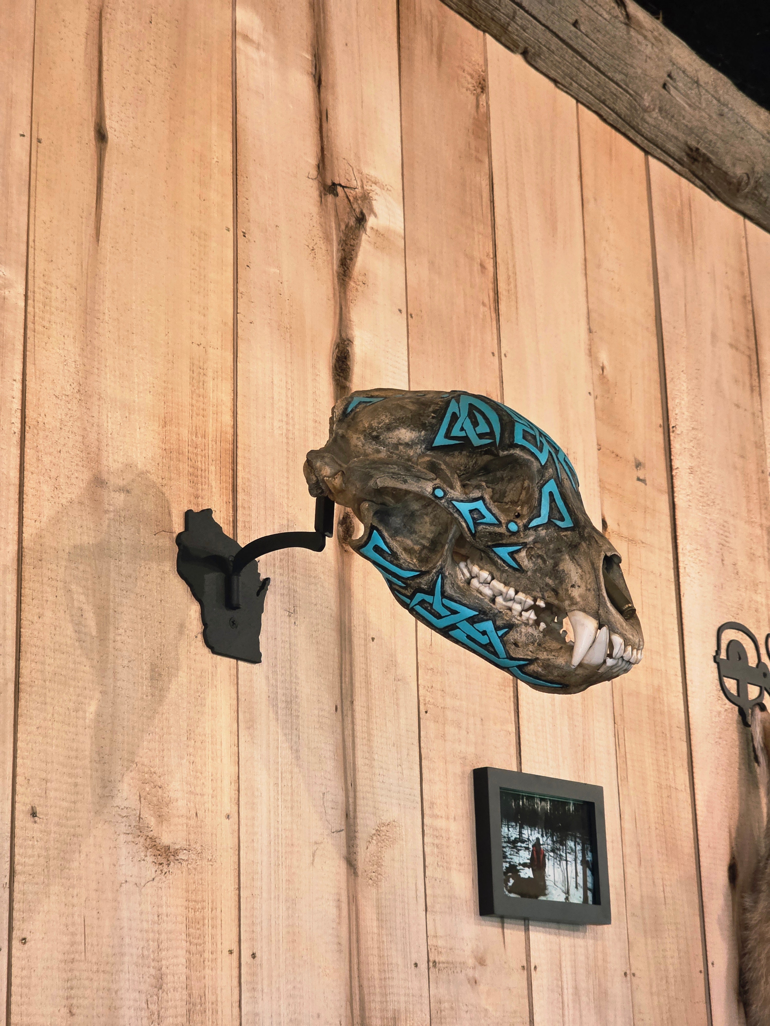 Wisconsin - Swivel Skull Hanger